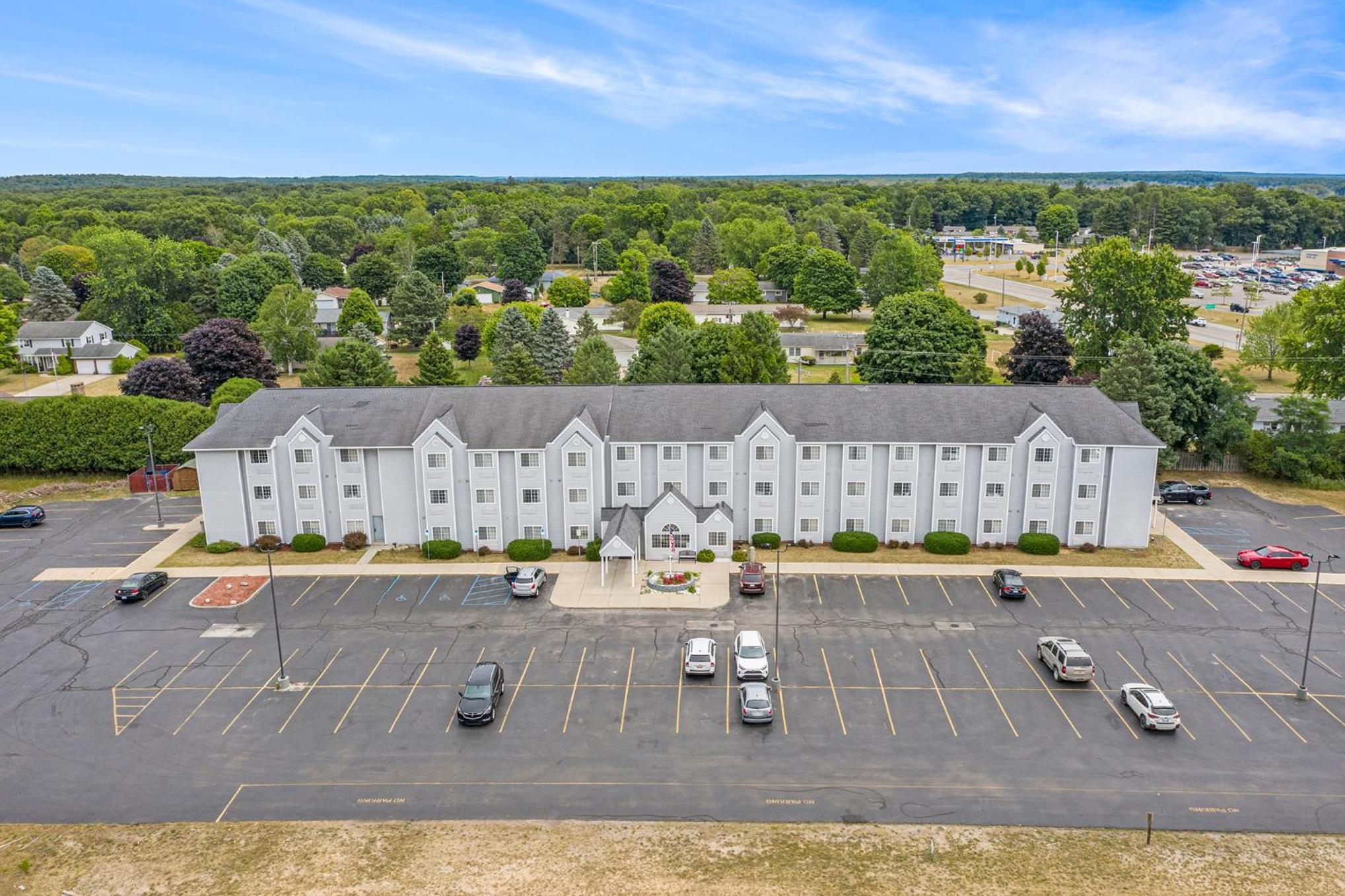 Microtel Inn & Suites by Wyndham Manistee 36/50
