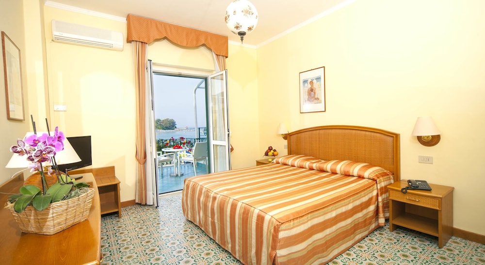 ROOM, DOUBLE OR TWIN BED
