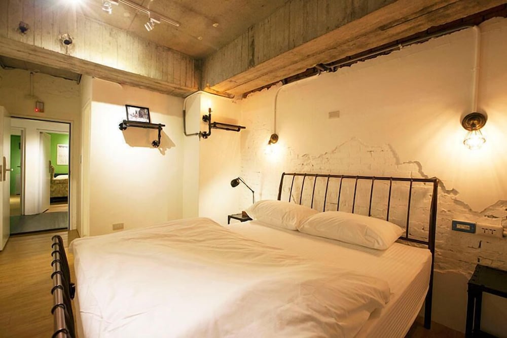 Mr Lobsters Secret Den Design Hostel 13/63