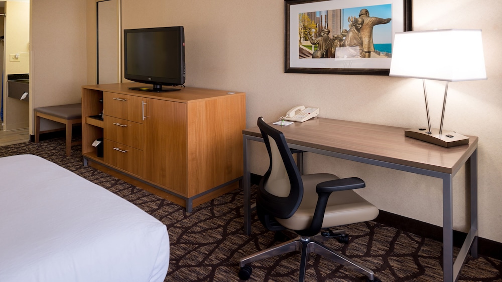 Holiday Inn Hotel Suites Warren 42/53