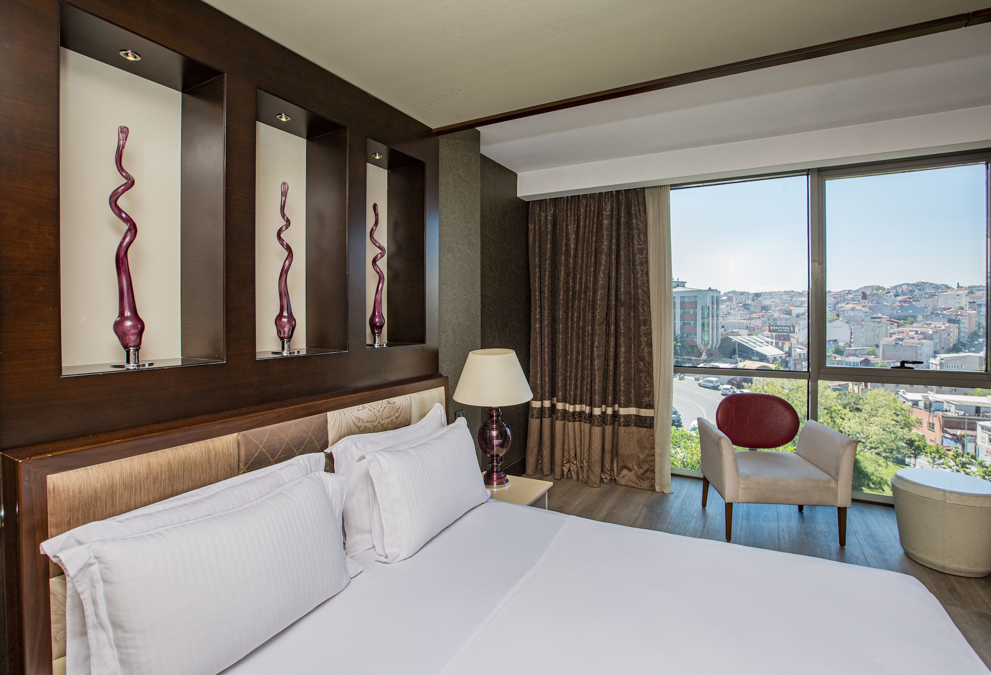 DELUXE, KING BED