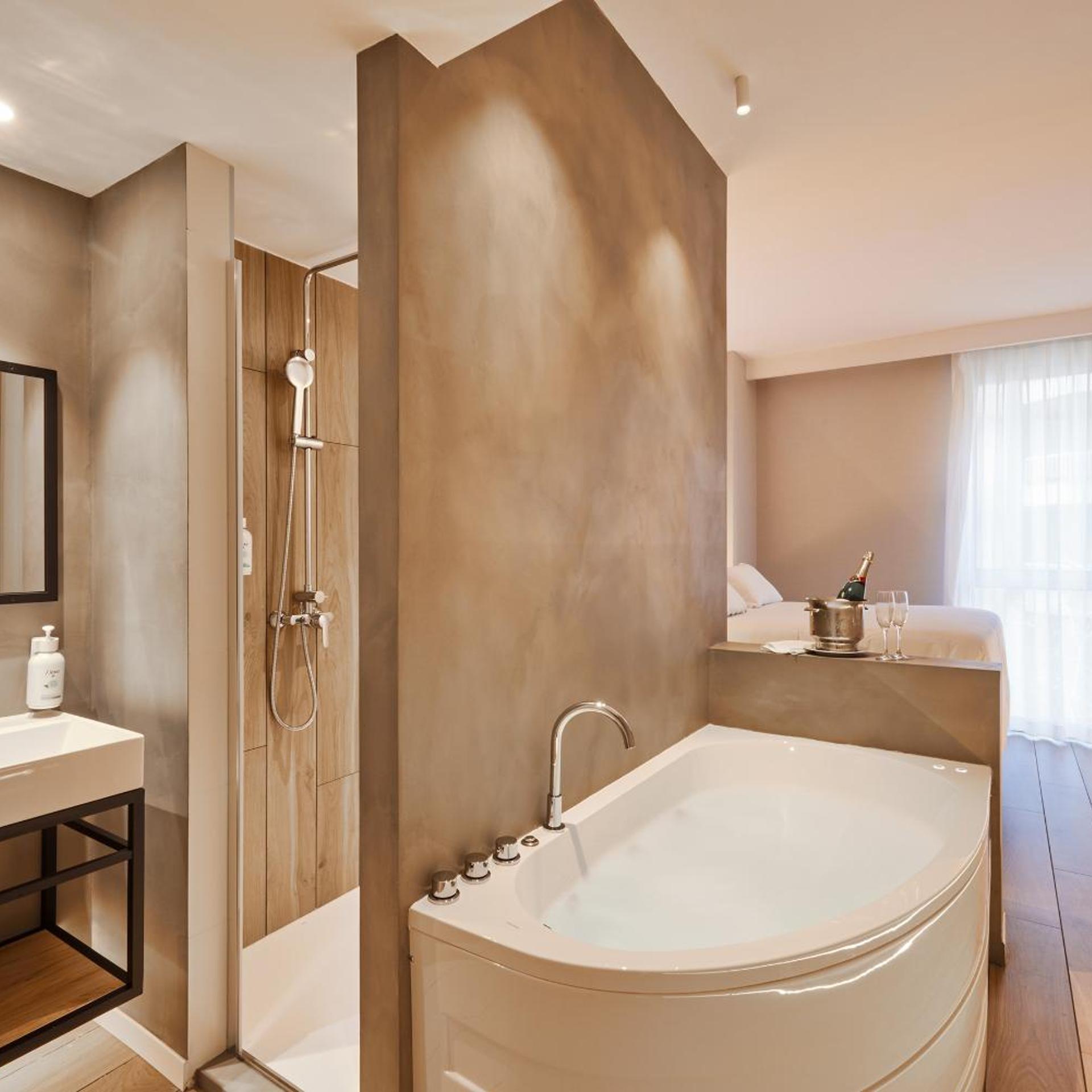 غرفة بسرير مزدوج بجاكوزي، Barcelona Century Hotel 7/8