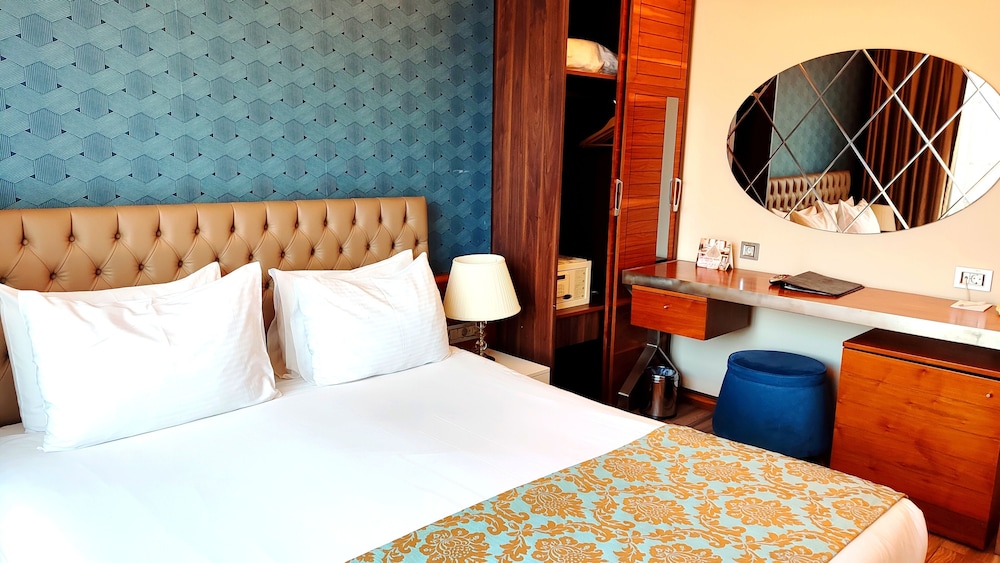 Old Port Hotel 26/65