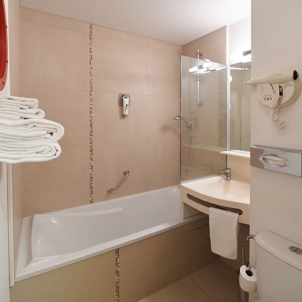 جناح متصل عائلي بسرير مزدوج وسريرين منفصلين، Ibis Styles Ouistreham 5/6