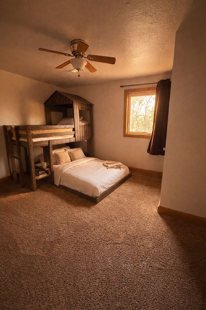 Chinook Winds Motel 20/76