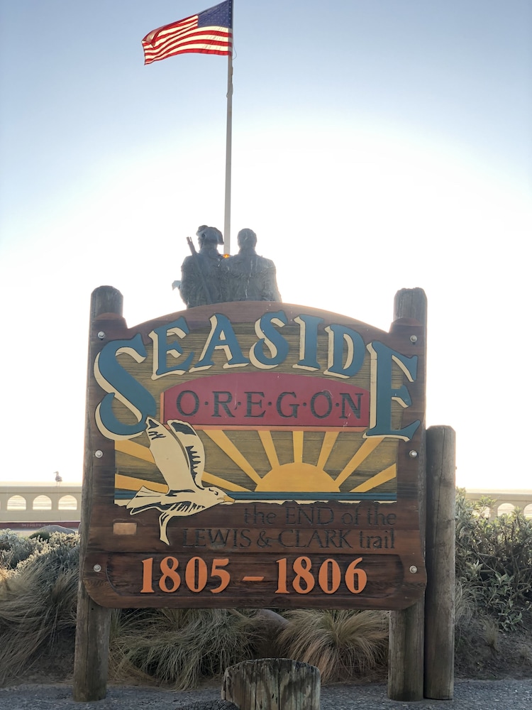 Ebb Tide Oceanfront Inn 2/73