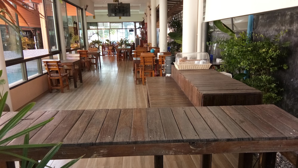 Front Beach Hotel 20/26