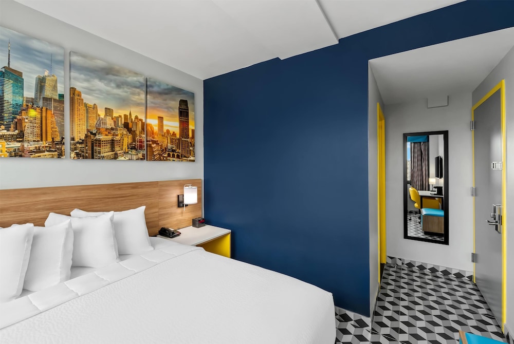 DELUXE, QUEEN BED, CITY VIEW, HIGH FLOOR