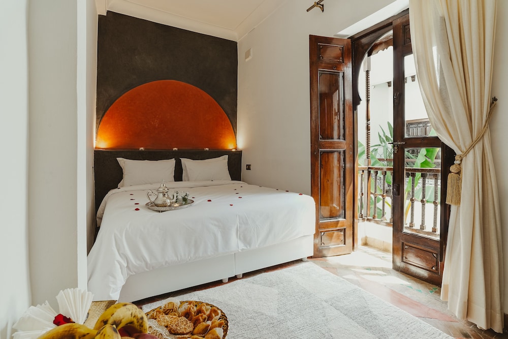 غرفة سوبيريور بسرير كينج بإطلالة على الفناء بغرفة نوم واحدة، Riad Dar Dialkoum 9/10