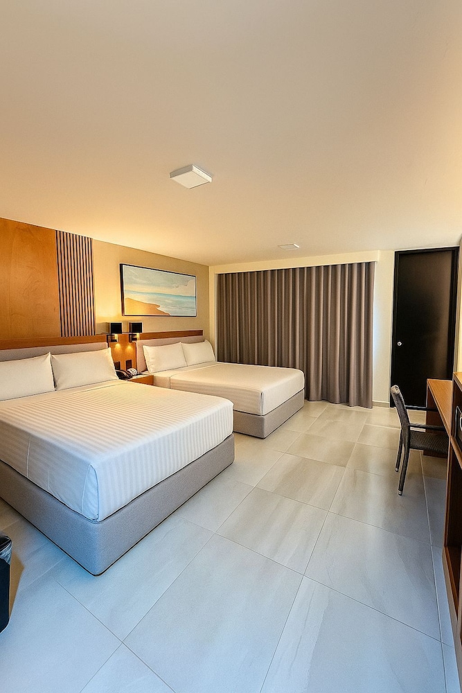 ROOM, QUADRUPLE