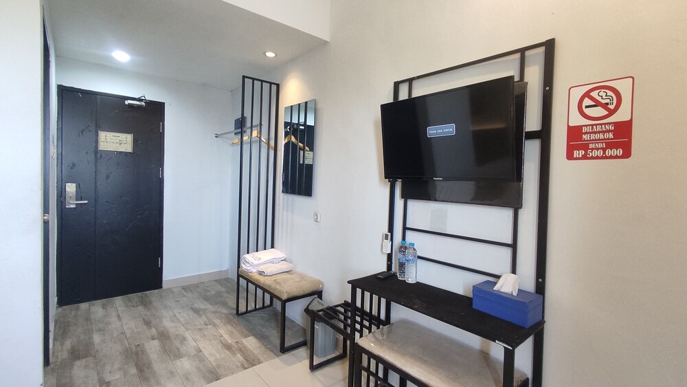 De La Charis Hotel by Waringin Hospitality 40/55
