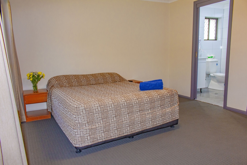Liberty Plains Motor Inn 4/30