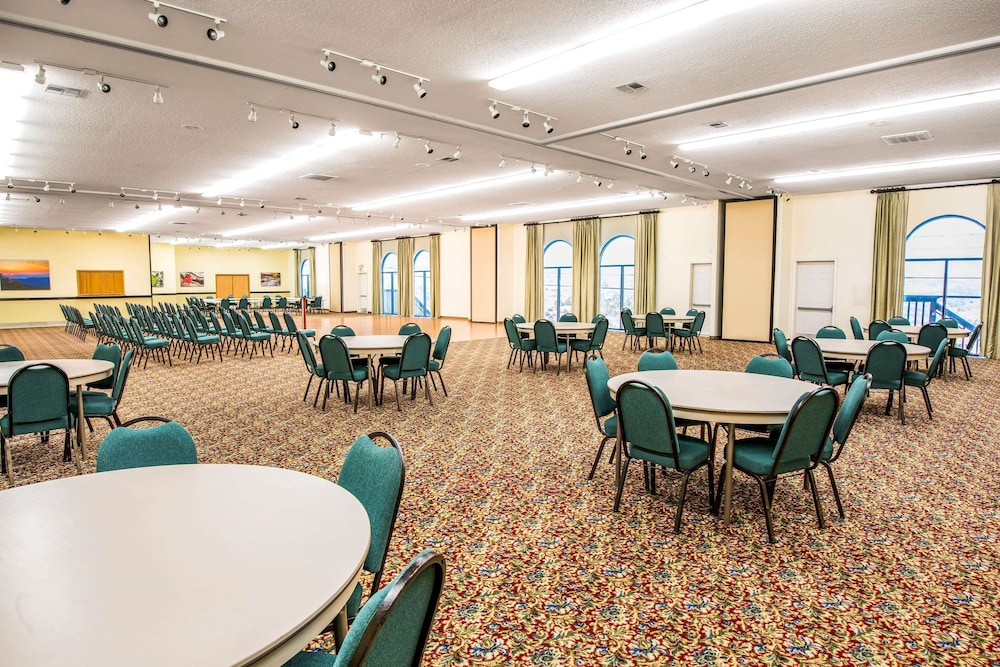 AmericInn by Wyndham Branson and Conference Center 51/62