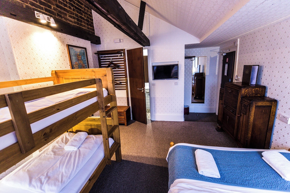 ROOM, QUADRUPLE, PRIVATE BATHROOM, TOP FLOOR