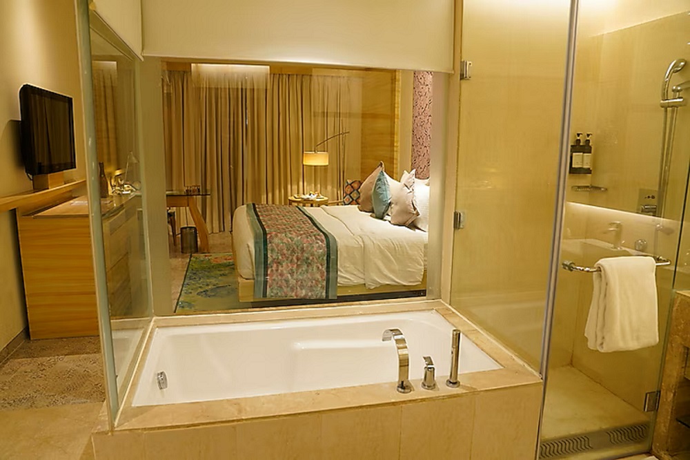 غرفة بريميوم بسرير كينج بحوض استحمام، Royal Orchid Jaipur 2/2