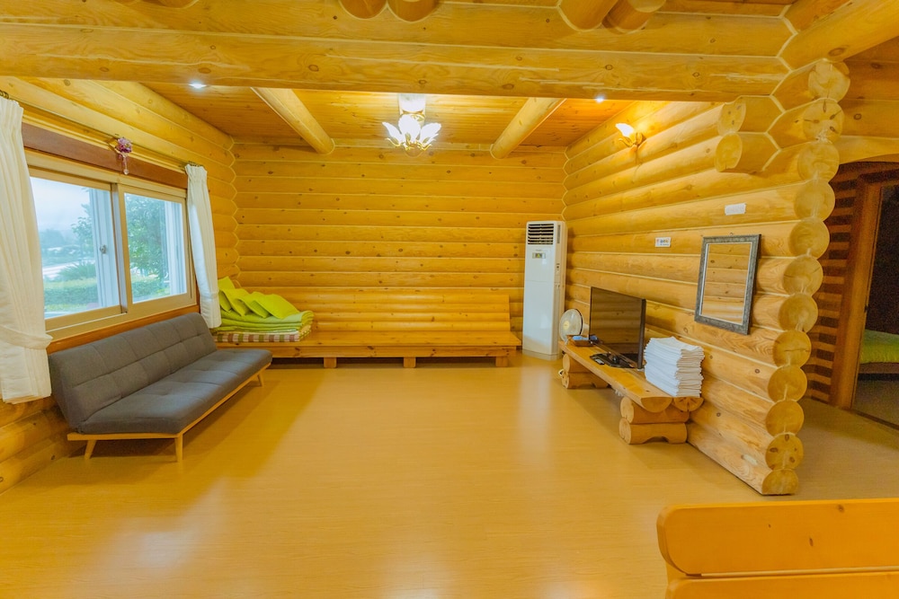 Jeju Jungmun Log Pension Resort 31/50