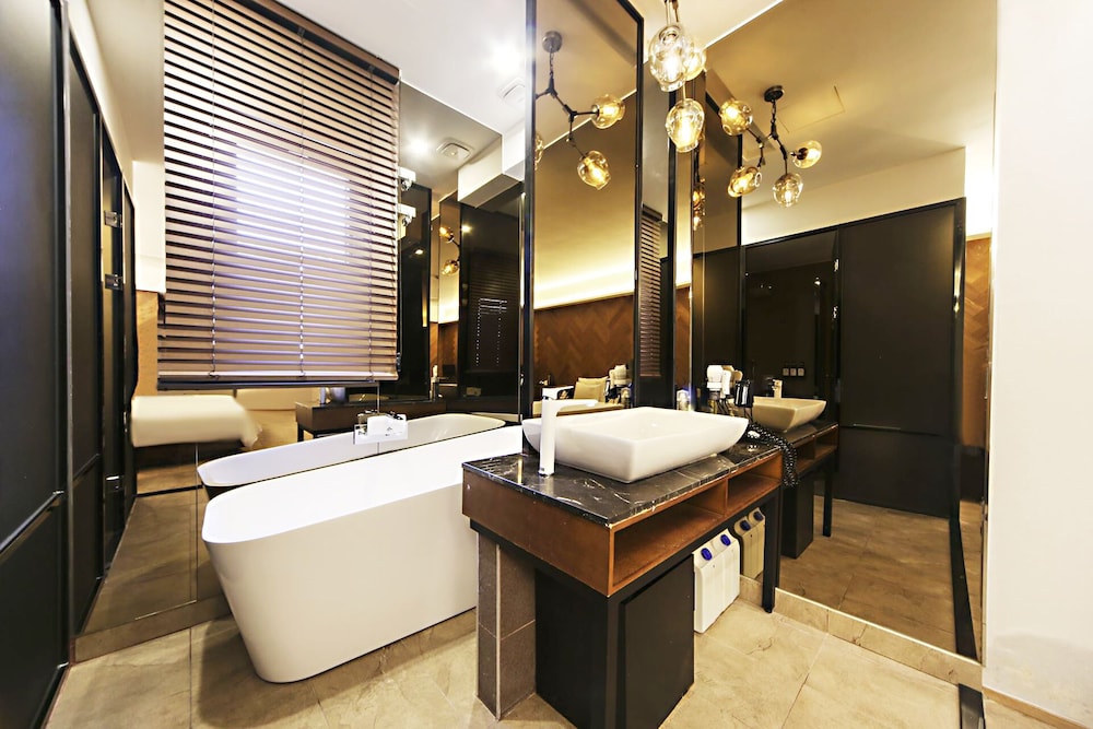 Masan Almond Hotel 39/43