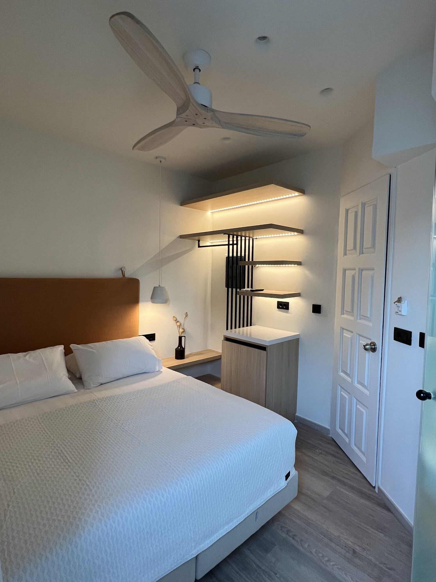 DELUXE, DOUBLE BED