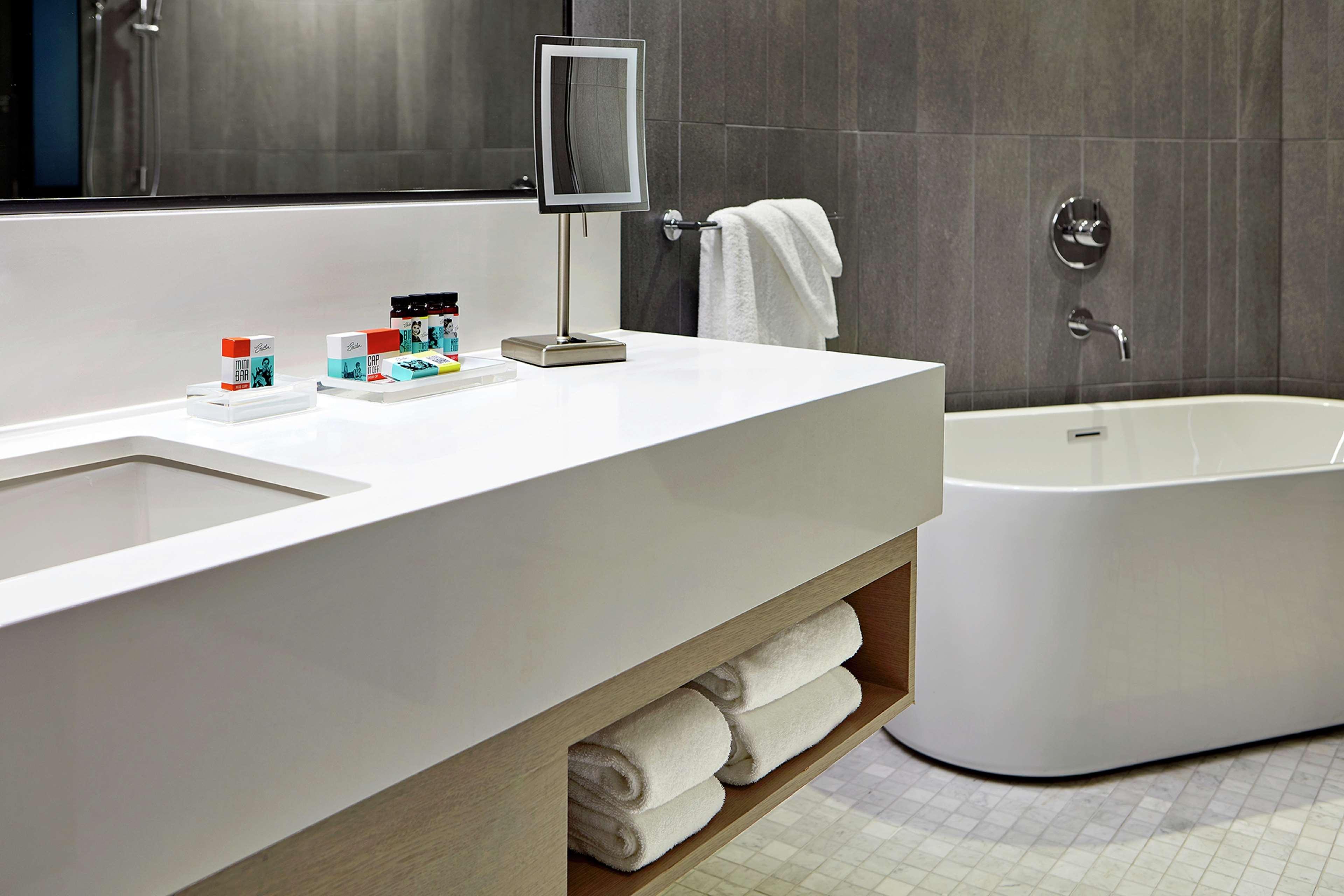 غرفة بريميوم كبيرة بسرير كينج، The Statler Dallas Curio Collection By Hilton 5/5