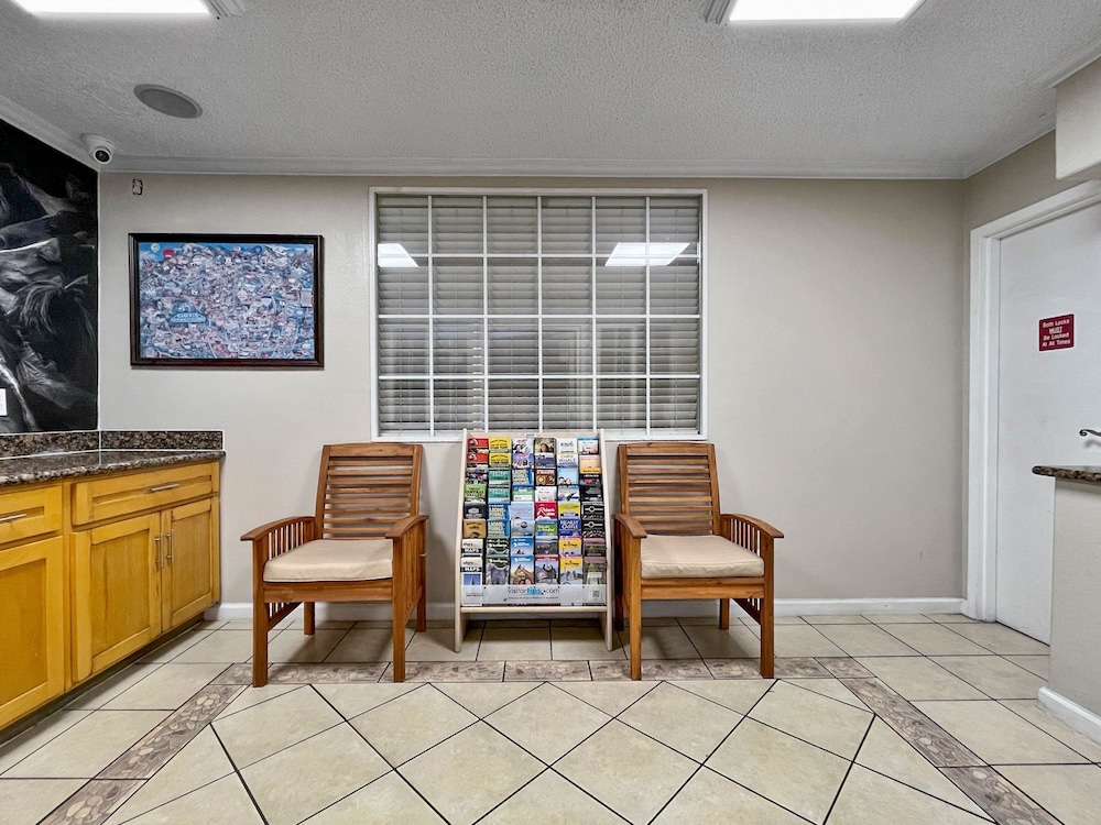 Rodeo Lodge (ex Americas Best Value Inn and Suites-Clovis/Fresno) 39/59