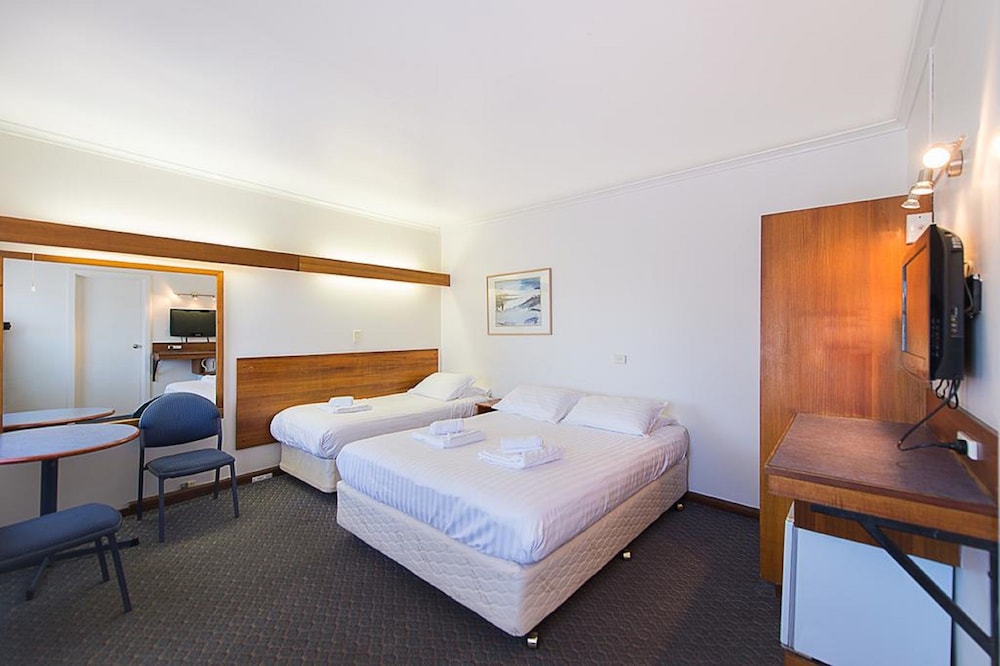 ROOM, TWIN BEDS