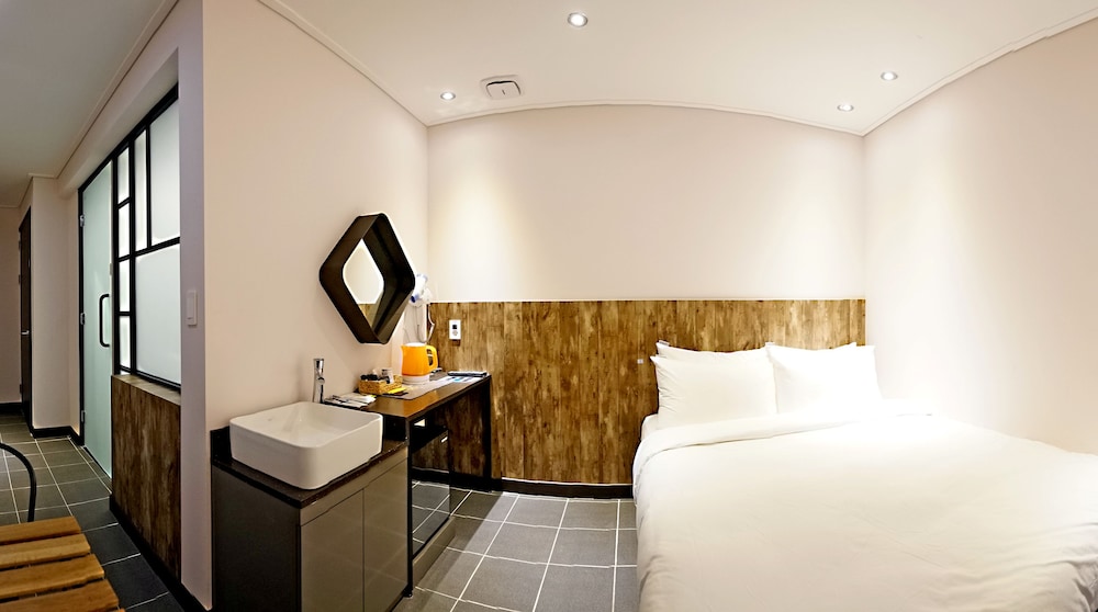 Shinchon Touch Hotel 15/24