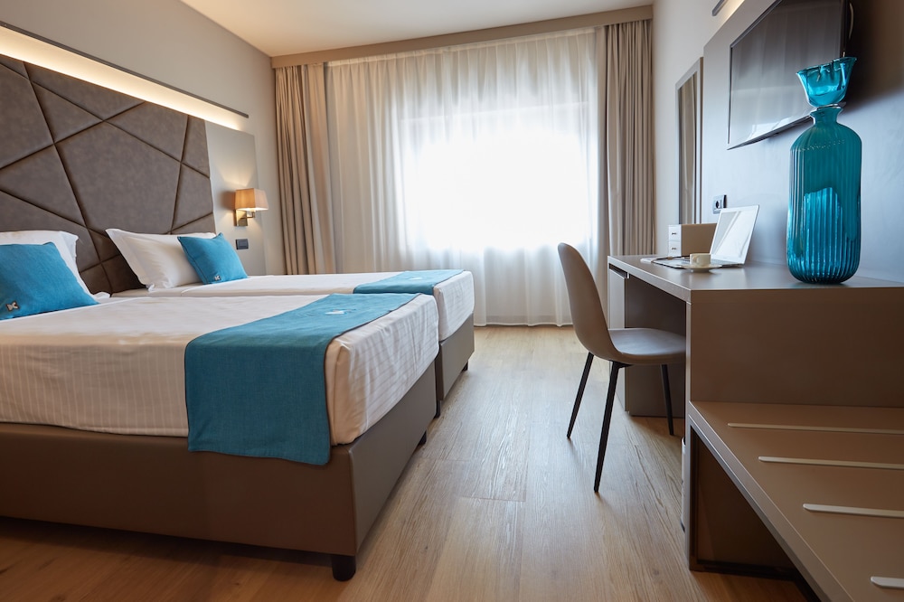 DC Hotel International 19/64