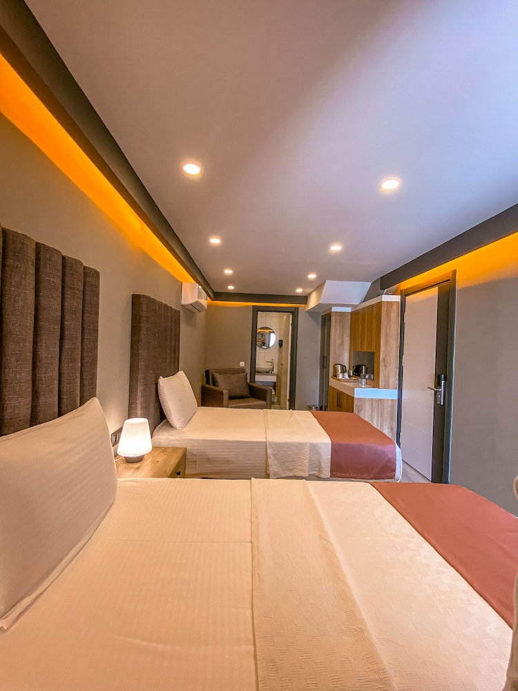 Lopera Deluxe Hotel 16/41