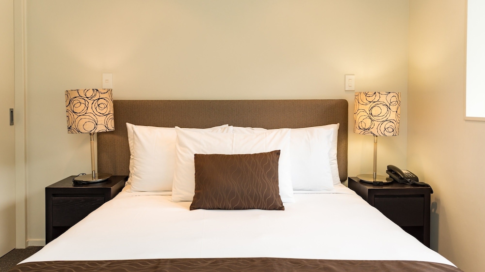 Sea Spray Suites 10/61