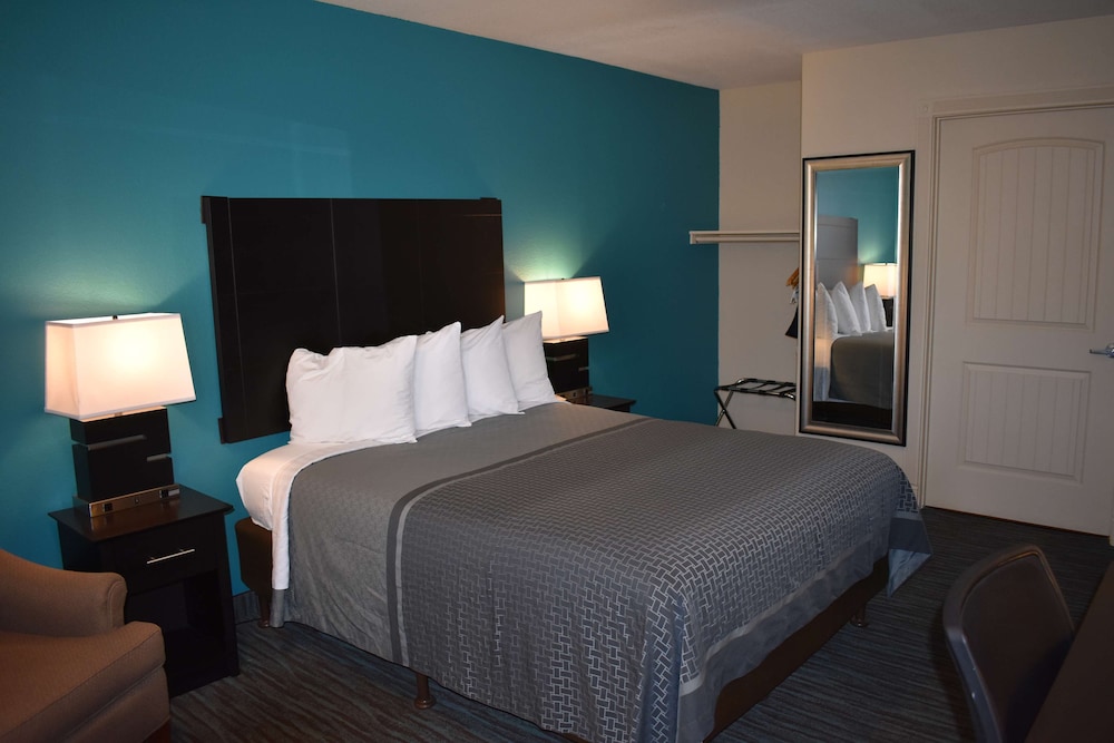 Standard, Queen Bed, Accessible