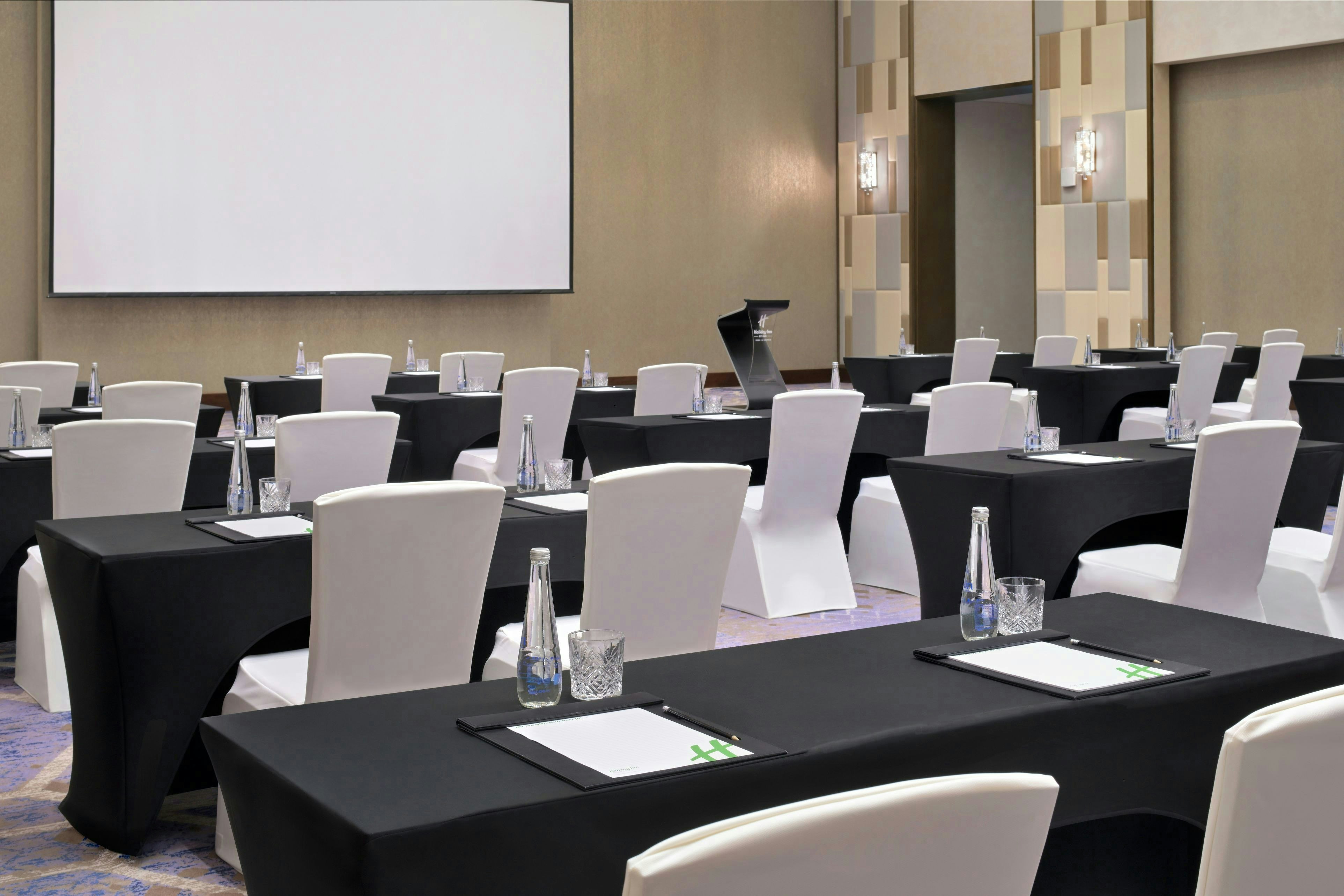 Holiday Inn Dubai Al Maktoum Airport 72/82