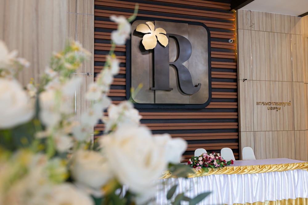Grand Ratchapruek Hotel in PAK KRET