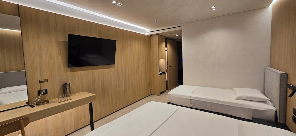 Lion Gate Hotel 24/50
