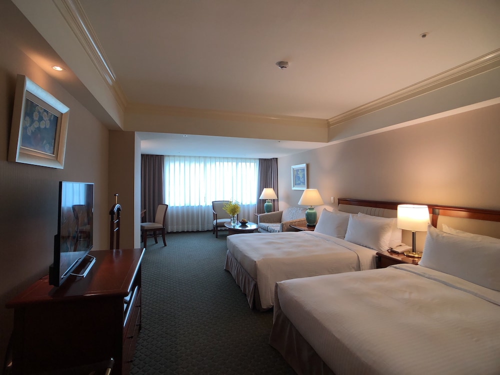 DELUXE, FAMILY, 2 QUEEN BEDS