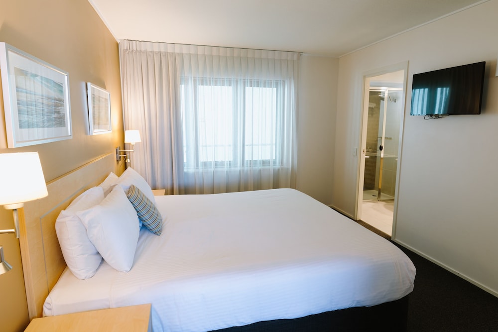 1 BEDROOM, SUITE