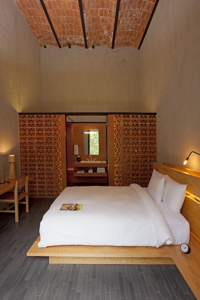 Colonial, Queen Bed