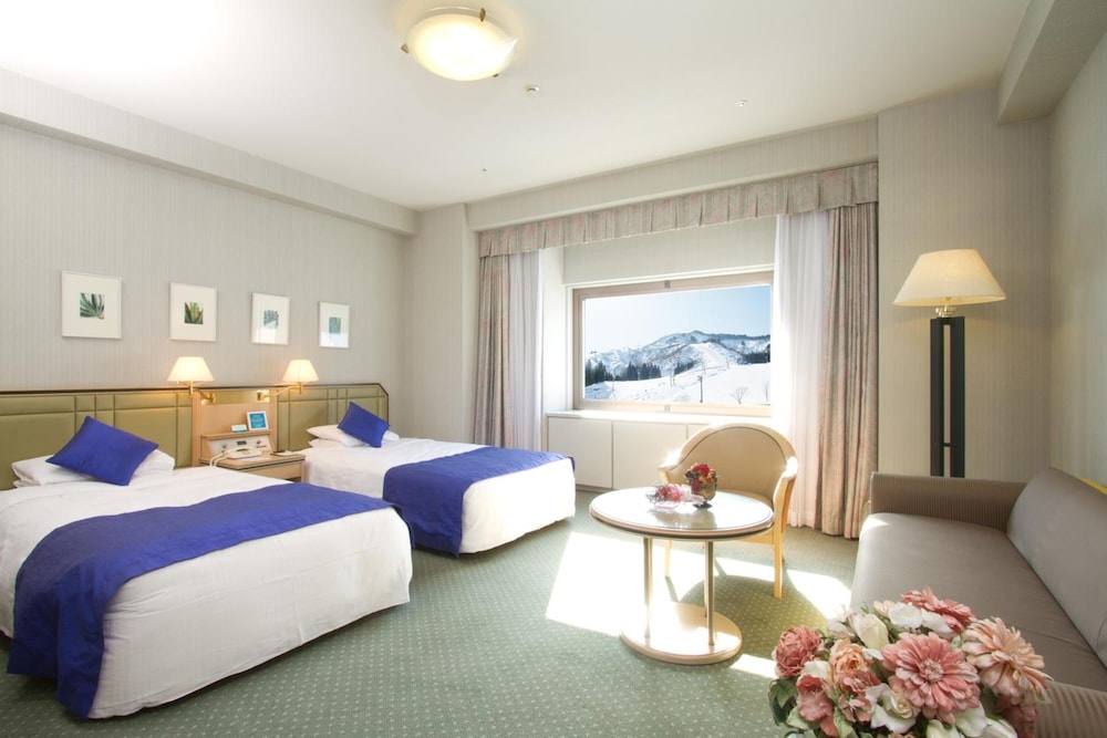Naspa New Otani Hotel 9/75