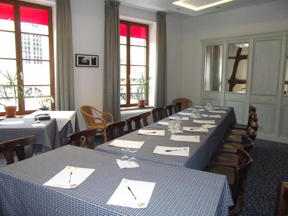HOTEL DE LA CLOCHE 32/46