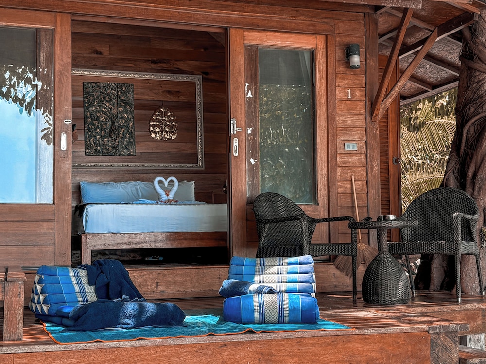 Ten Moons Lipe Resort 25/50