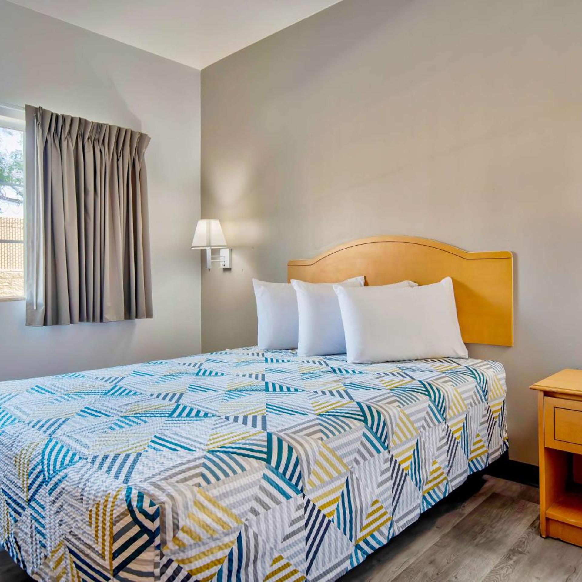 ROOM, QUEEN BED, ACCESSIBLE