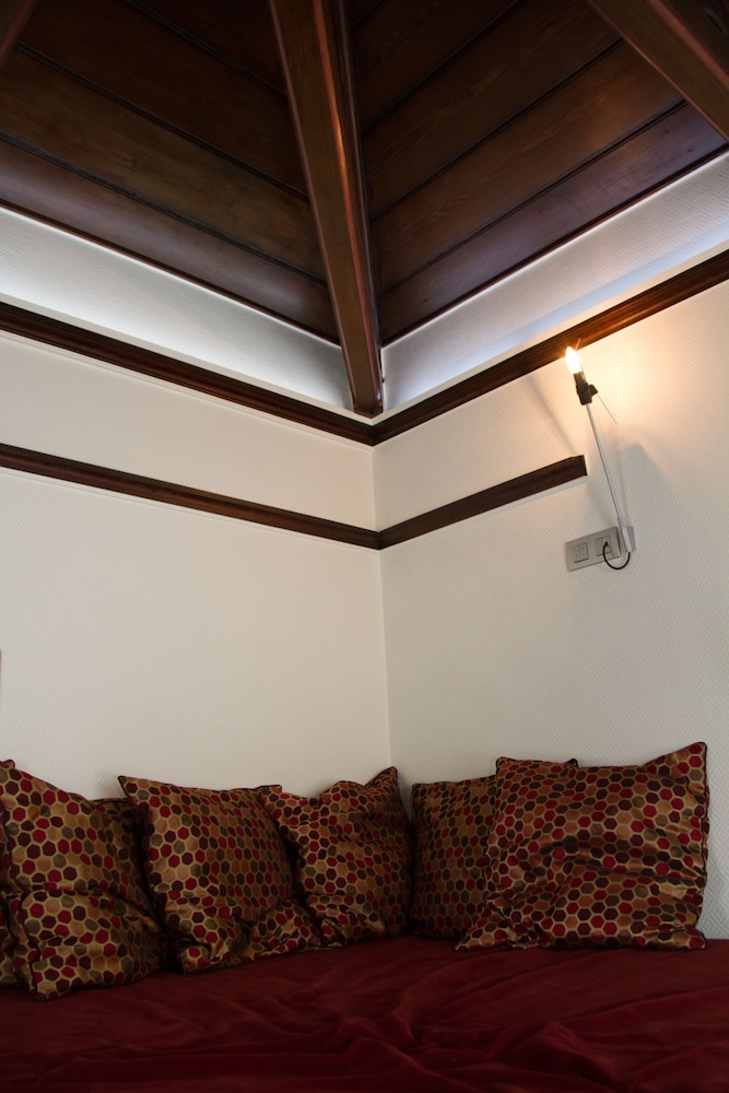 The Golden Tree Hotel 46/60