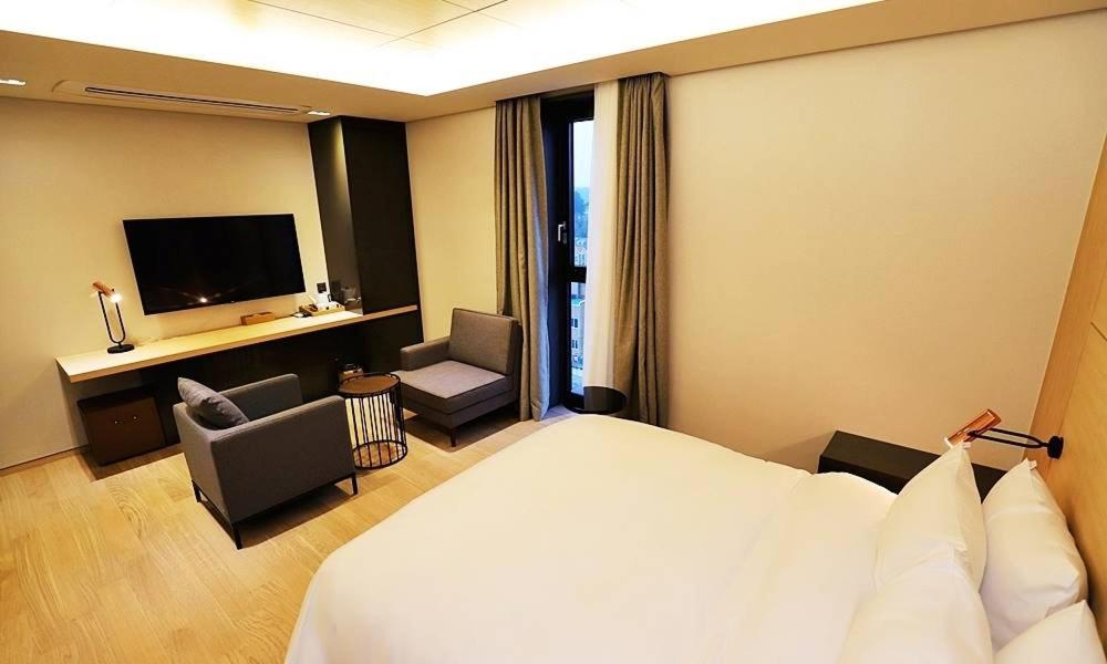 DELUXE, DOUBLE BED, BATHTUB