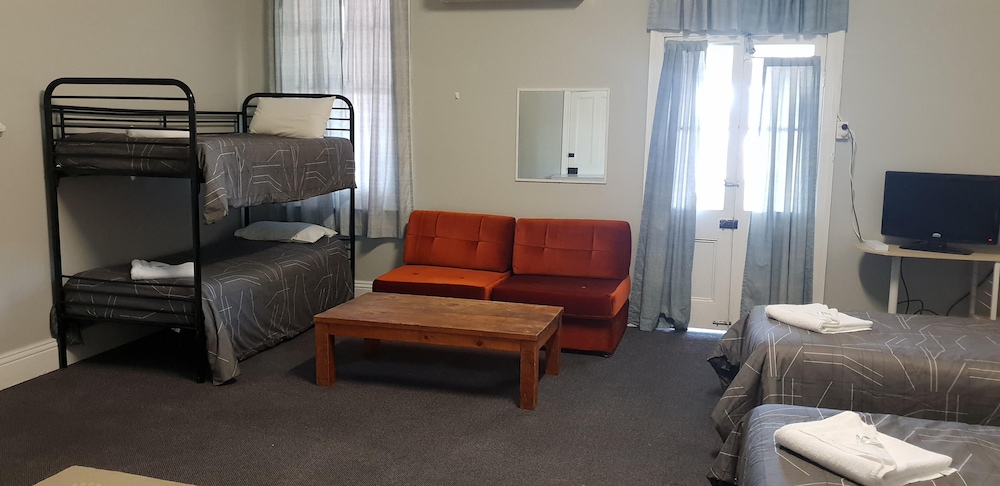 Queens Arms Hotel 24/41