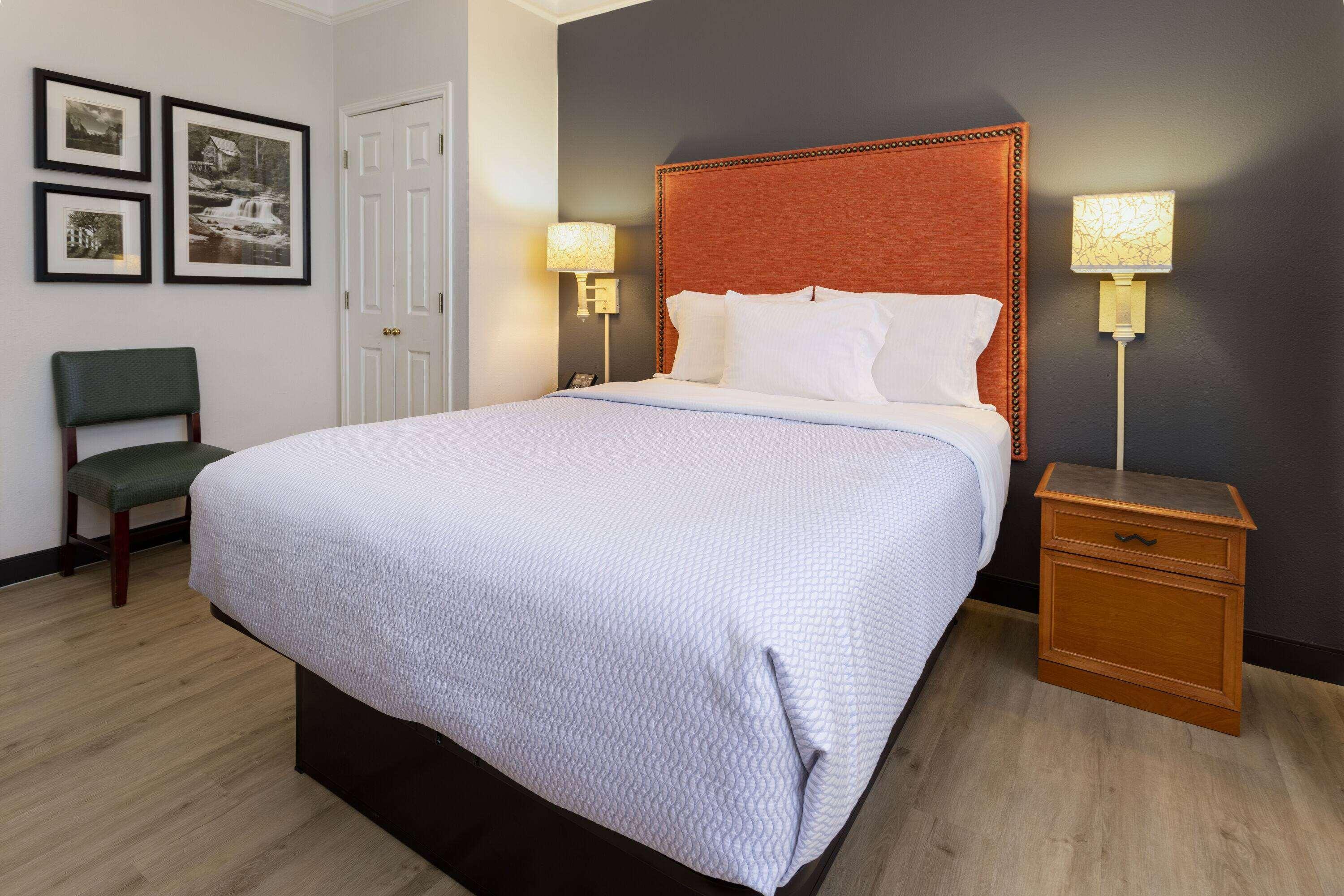 Deluxe, Queen Bed, Accessible