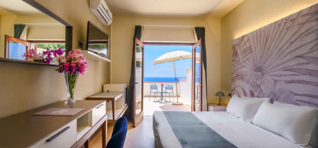 Room, Double Bed, Sea View, Balcony 3/4