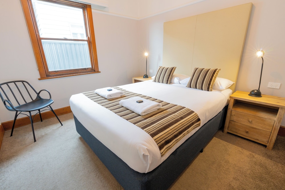 2 Queen and Twin Beds, Main House