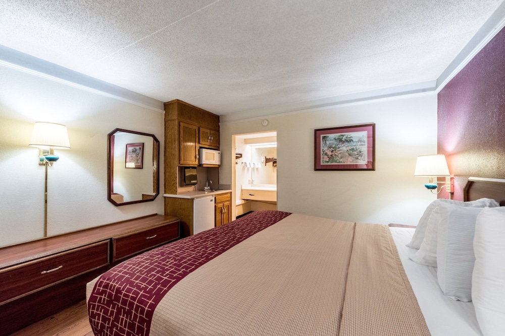 Red Roof Inn & Suites Clinton 22/41