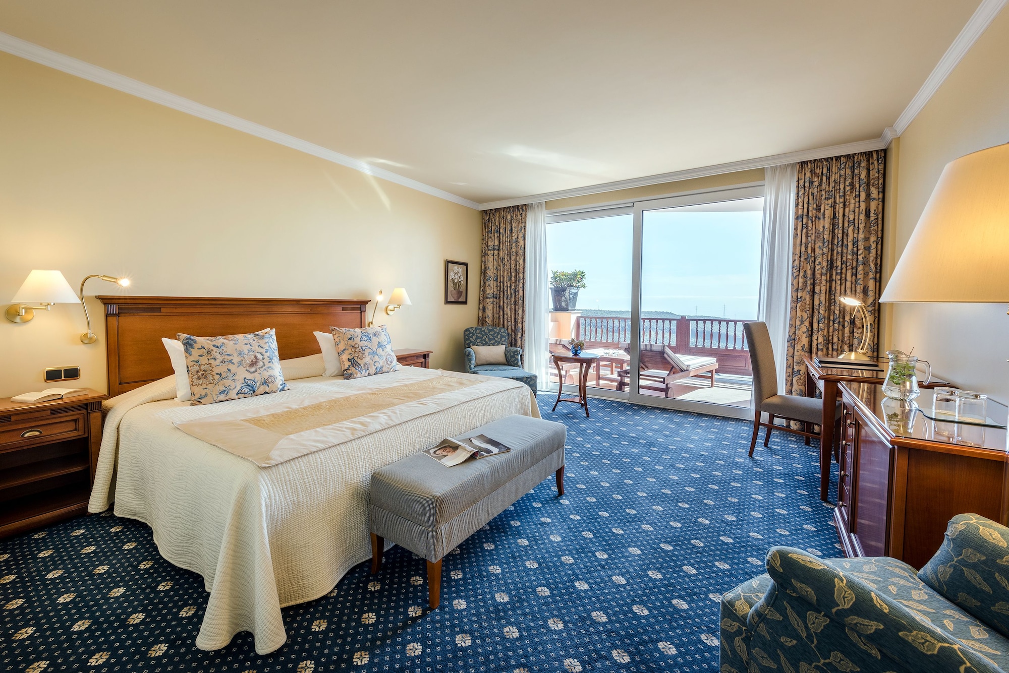 Panoramic, King Bed, Light View