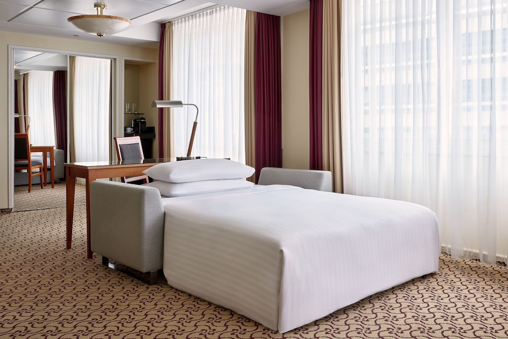 Studio, Suite, King Bed, City View, Sofa, Corner