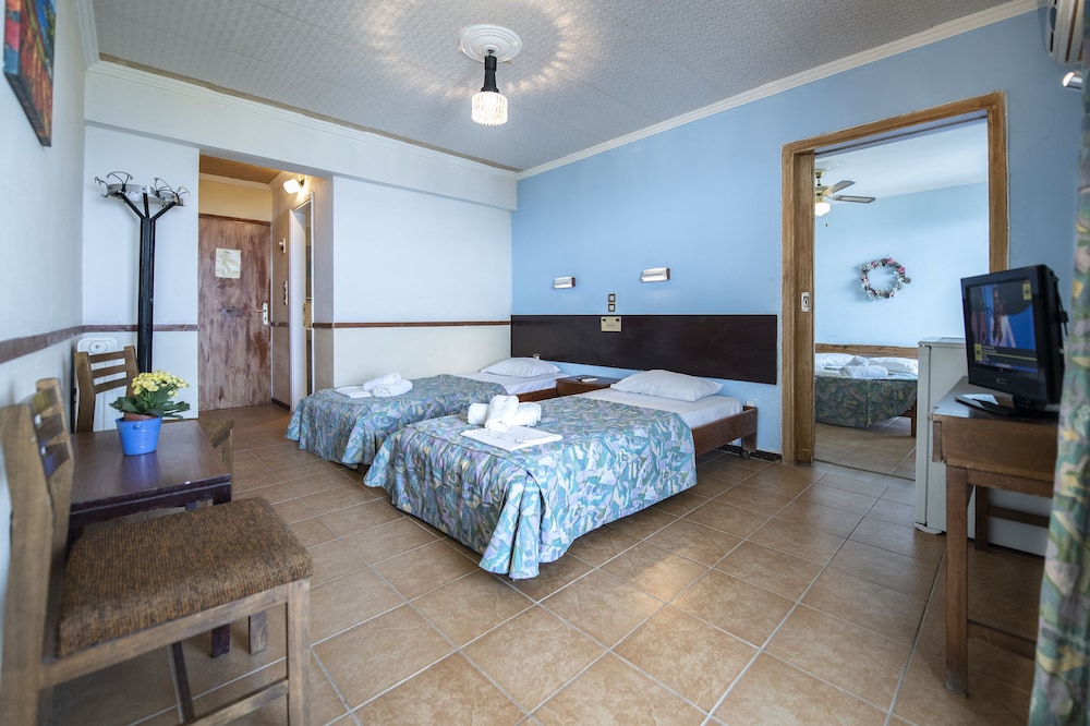 غرفة رباعية بسرير كوين وسريرين منفصلين بإطلالة على الشاطئ، Sun Hotel Kineta 2/6